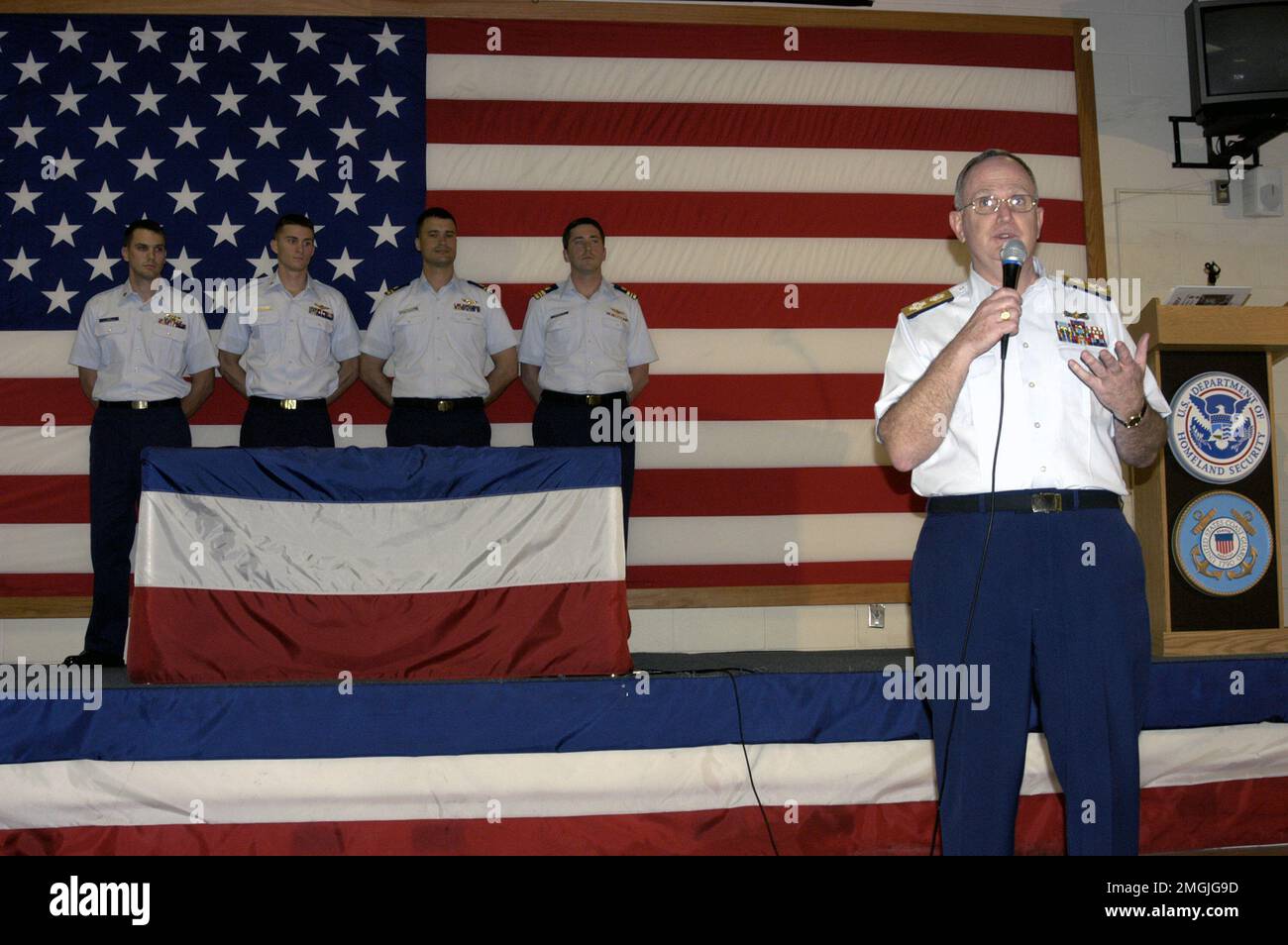 Stazione aerea della Guardia Costiera - Clearwater, Florida - Distinguished Flying Cross - 26-HK-128-11. Uragano Katrina Foto Stock