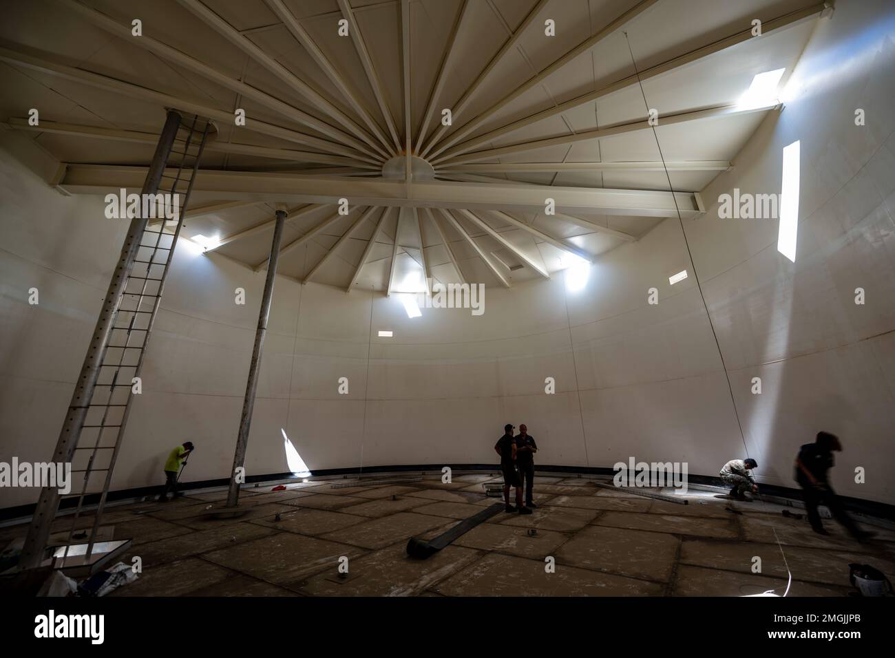 STATI UNITI Gli airmen e gli appaltatori prestano servizio a 60th logistica la preparazione di Squadron alimenta il serbatoio dell'idrante alla base dell'aeronautica di Travis, California, 24 agosto 2022. In qualsiasi momento, ogni serbatoio di idranti può immagazzinare fino a 420 mila galloni di combustibile. Esternamente, vengono sottoposti a manutenzione ogni dieci anni e internamente, ogni 20 anni. I serbatoi sono in grado di isolare l'acqua e altri contaminanti e di scaricarli automaticamente per essere smaltiti correttamente tramite un sistema settico. Foto Stock