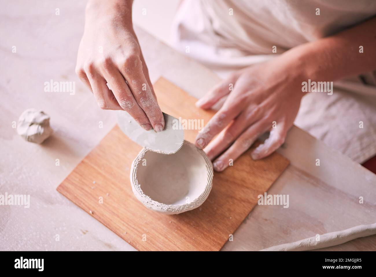 Utensili in ceramica, ciotola e mani di donna design scultura stampo, produzione creativa o prodotto d'arte. Negozio di ceramica, proprietario di piccola impresa startup o. Foto Stock