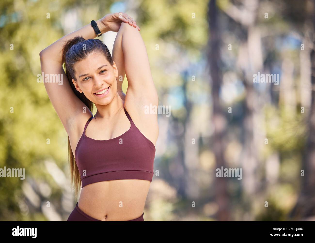Fitness, stendendo le braccia e ritratto di donna in natura con sorriso per la corsa, maratona allenamento e allenamento. Sport mockup, corpo sano e ragazza Foto Stock