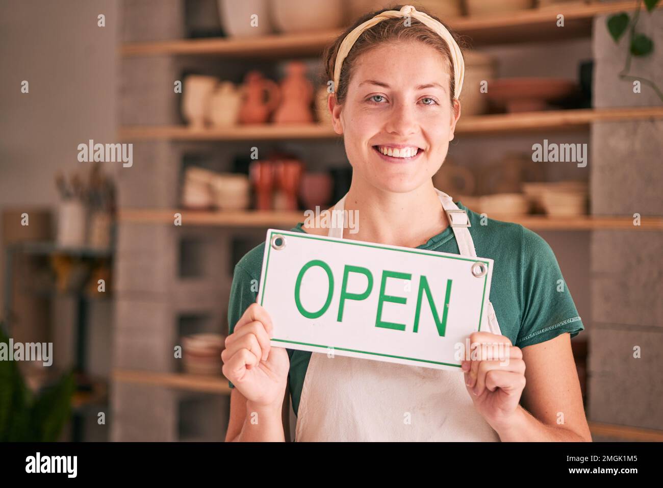 Donna, piccola impresa e segno aperto per una start-up creativa, un benvenuto o un'imprenditorialità nel negozio al dettaglio. Ritratto di felice proprietario in negozio di ceramica con Foto Stock