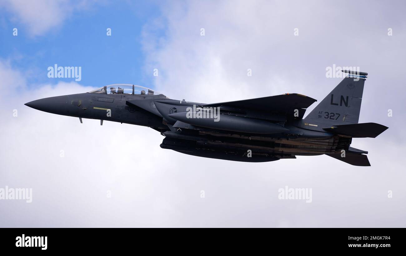 Una F-15E Strike Eagle assegnata al 492nd Fighter Squadron vola sopra il campo aereo durante Point Blank 22-04 presso Royal Air Force Lakenheath, Inghilterra, 24 agosto 2022. Point Blank è un'iniziativa di esercizio ricorrente a basso costo progettata per aumentare le competenze tattiche degli Stati Uniti, Regno Unito Ministero della Difesa e altre forze NATO. Foto Stock