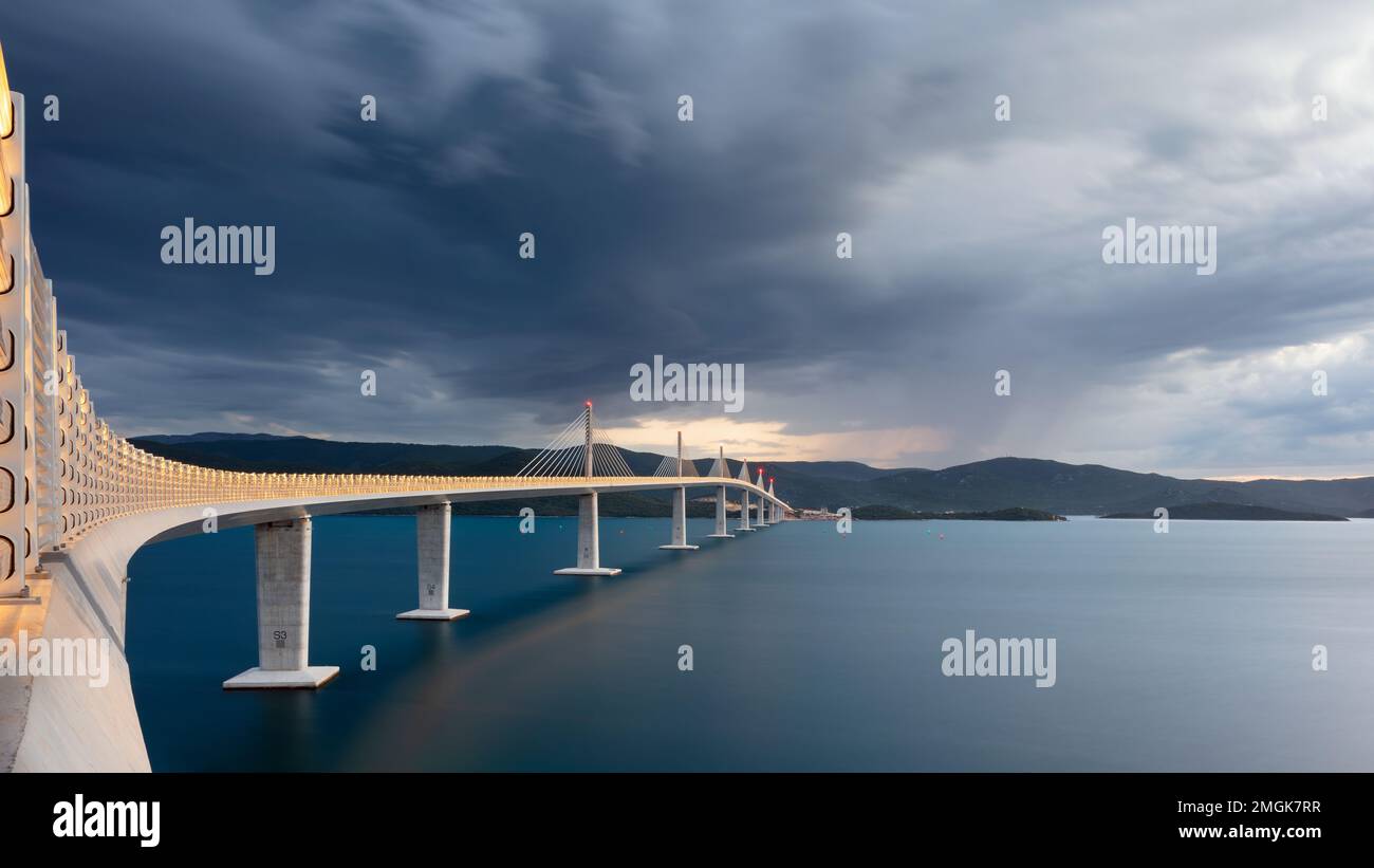 Ponte Peljesac, Croazia. Immagine panoramica di un bellissimo ponte Peljesac a più campate sul mare nella contea di Dubrovnik-Neretva, in Croazia Foto Stock