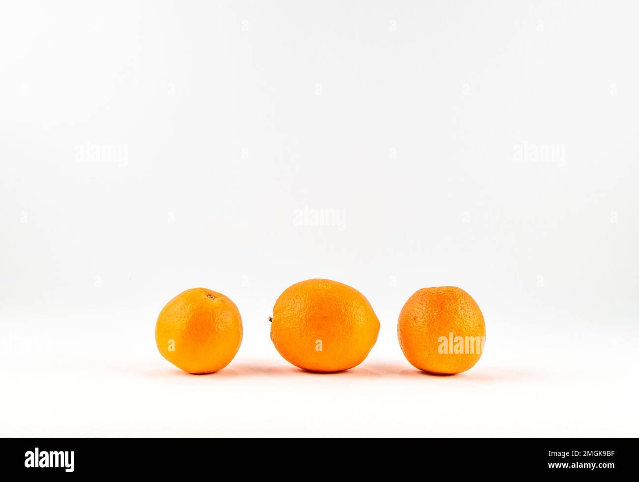 Arancione fresco maturo su sfondo bianco isolato. Profondità di campo completa e matura. arancia fresca per dieta cruda cruda cruda sana gustosa pianta vegana a base biologica. Foto Stock