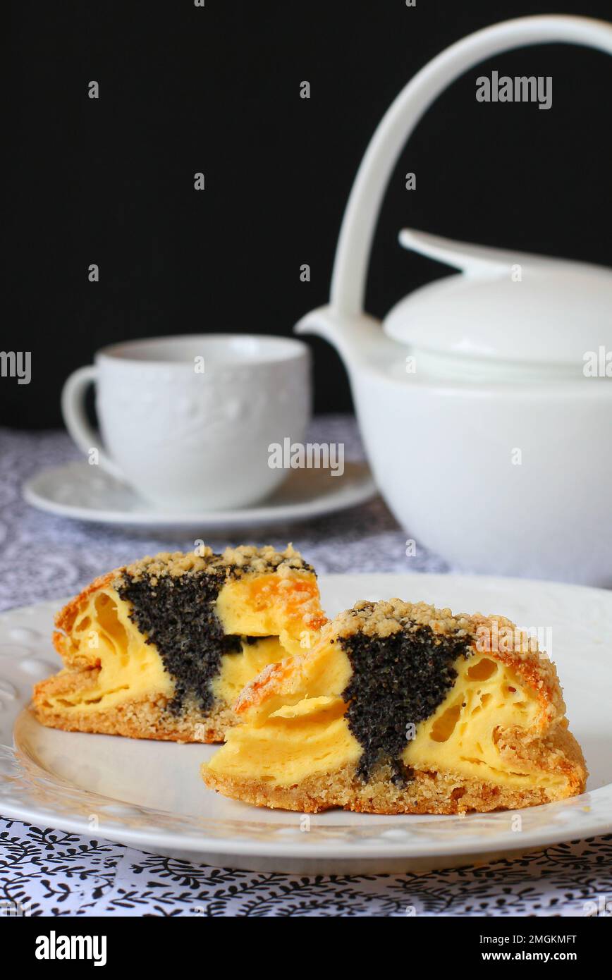Due pezzi di torta fatta in casa di semi di papavero quark su piatto bianco Foto Stock