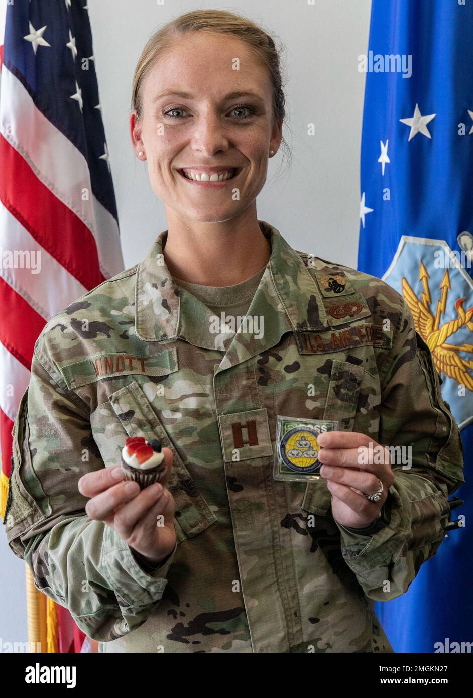 Il Capitano Lyndi Minott, responsabile della divisione operativa presso l'Air Force Mortuary Affairs Operations, tiene in mano il suo dessert vincente nella Great Diversity Bake-Off Challenge tenutasi presso la Patterson Dining Facility sulla base dell'aeronautica militare di dover, Delaware, 24 agosto 2022. La “Brownie Delight” di Minott si è piazzata al primo posto durante la sfida, che faceva parte della settimana di osservazione della lingua straniera del 436th dello Squadrone di supporto alla forza. Foto Stock