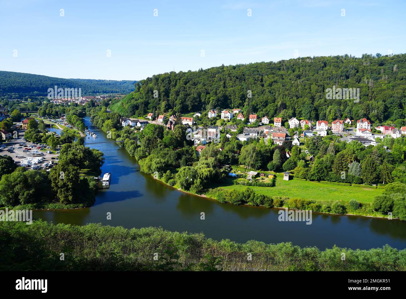 Vista di Hann. Münden dal Weserliedanlage. Panorama dalla città con la confluenza dei fiumi Werra e Fulda nel Weser. Foto Stock