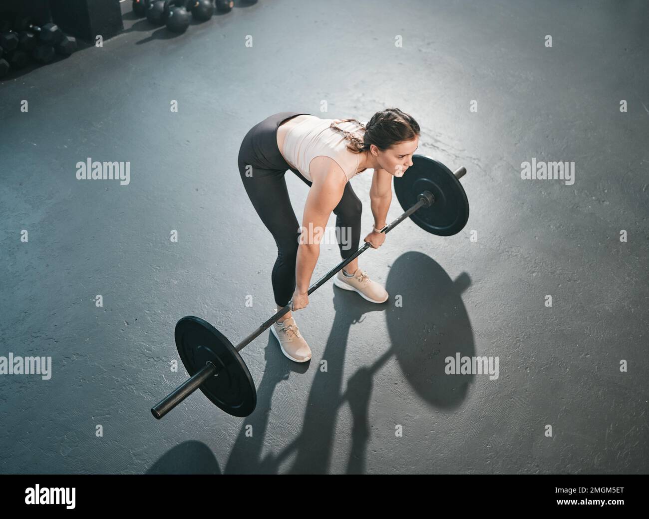 Palestra, barbell deadlift e donna che fanno prestazioni di fitness muscolare, allenamento o body building. Ragazza forte, stile di vita di salute e vista superiore di Foto Stock