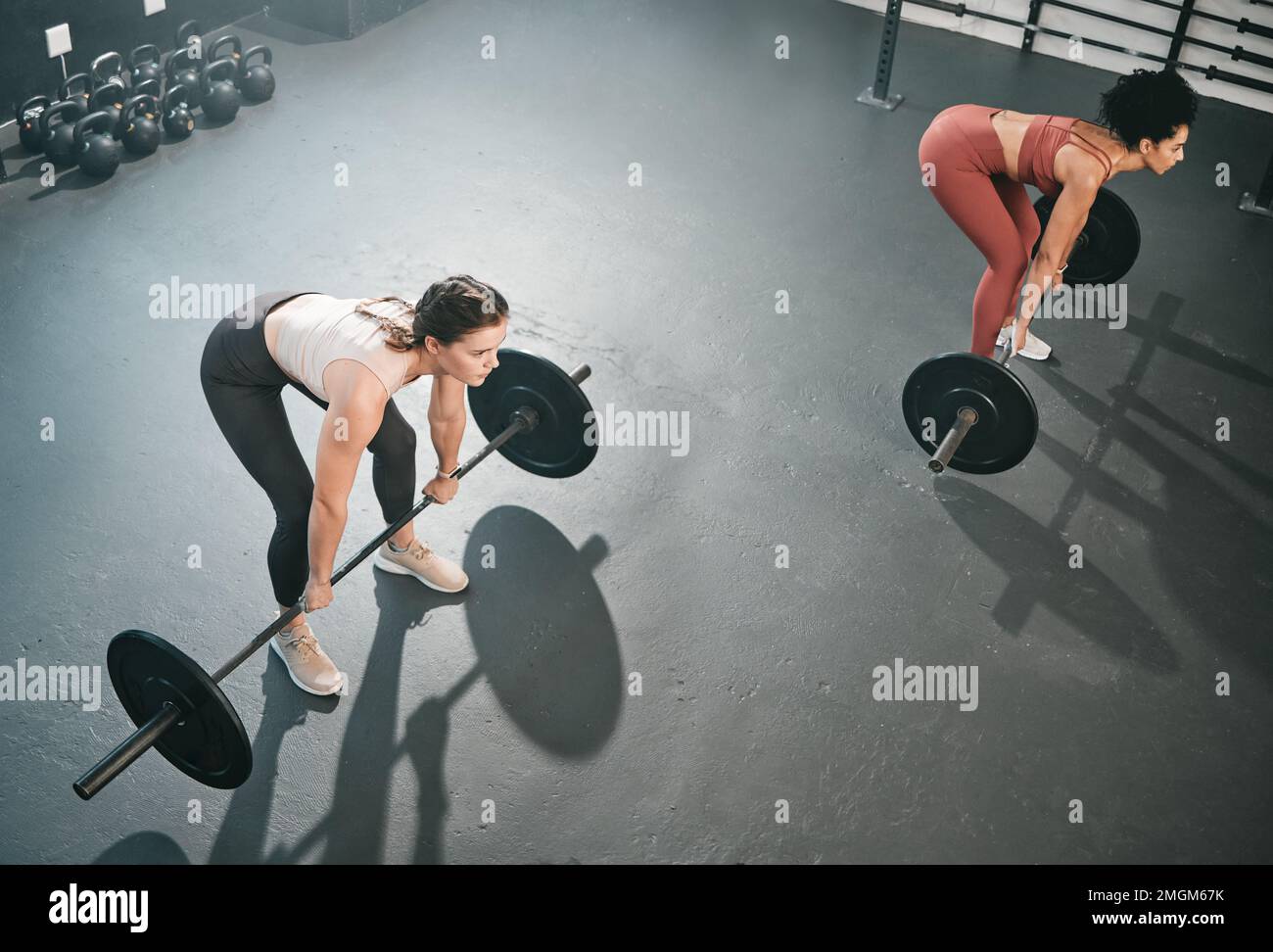 Ginnastica, allenamento di barbell e donne che fanno esercizio muscolare, fitness o bodybuilding power training. Ragazza forte, stile di vita di salute o vista superiore di Foto Stock