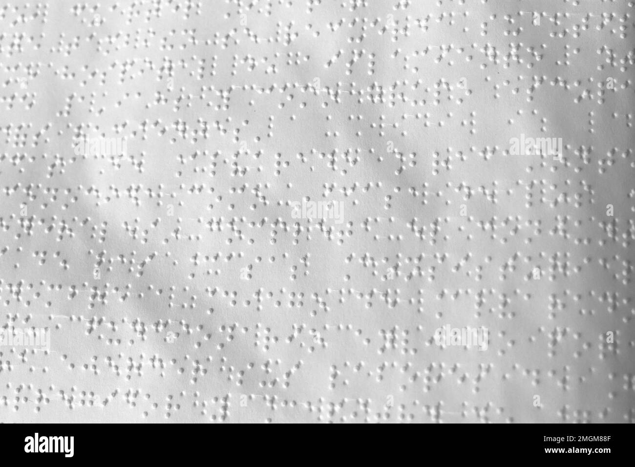 Foglio di libro bianco leggermente stropicciato con testo in braille Foto Stock