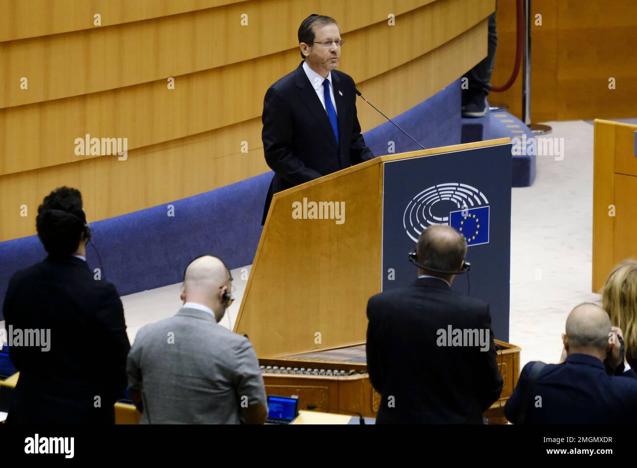 Bruxelles, Belgio. 26th Jan, 2023. Il Presidente israeliano Isaac Herzog interviene in occasione di un discorso al Parlamento europeo in occasione della Giornata commemorativa dell'Olocausto a Bruxelles, in Belgio, il 26 gennaio 2023. Credit: ALEXANDROS MICHAILIDIS/Alamy Live News Foto Stock