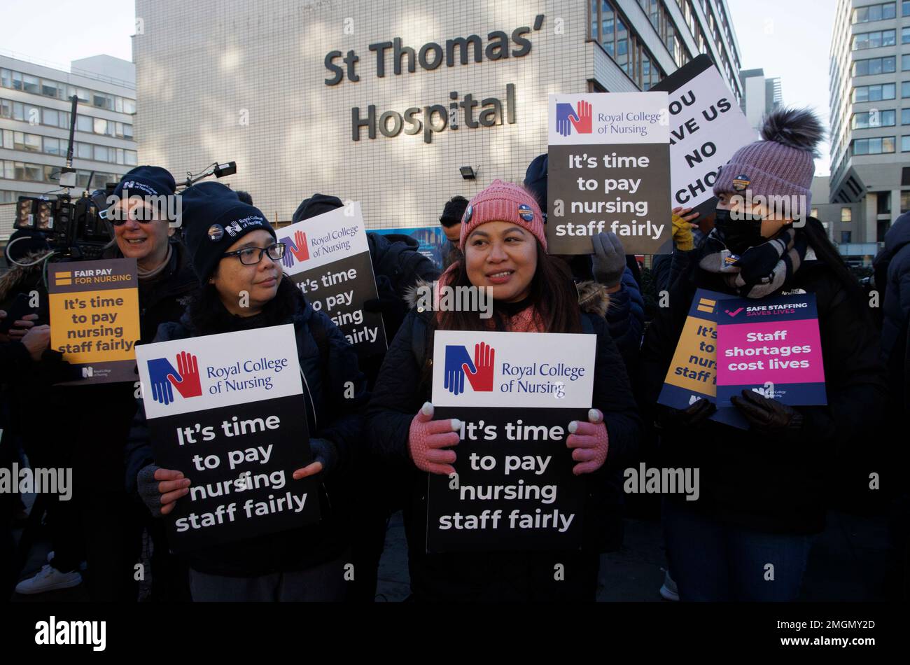 I membri del Royal College of Nursing intraprendono un'azione di sciopero presso il St Thomas's Hospital di Londra. Chiedono al governo un accordo salariale migliore. Foto Stock