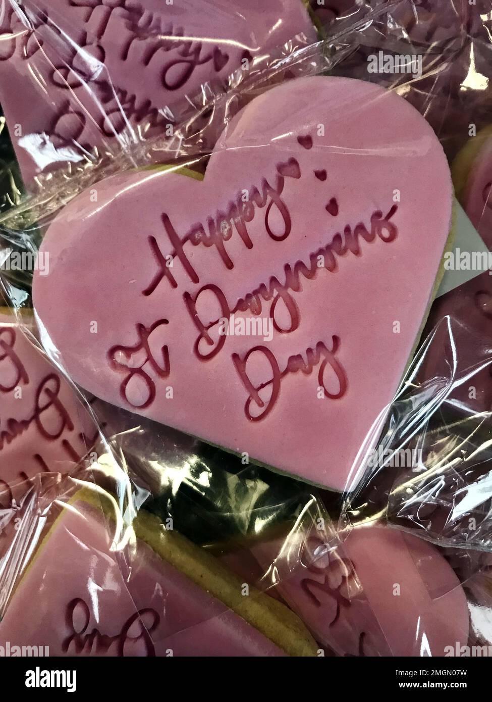Biscotti a forma di cuore rosa tradizionalmente dati in Galles il giorno di San Dwynwen (Dydd Santes Dwynwen), il santo patrono gallese degli amanti, come San Valentino Foto Stock