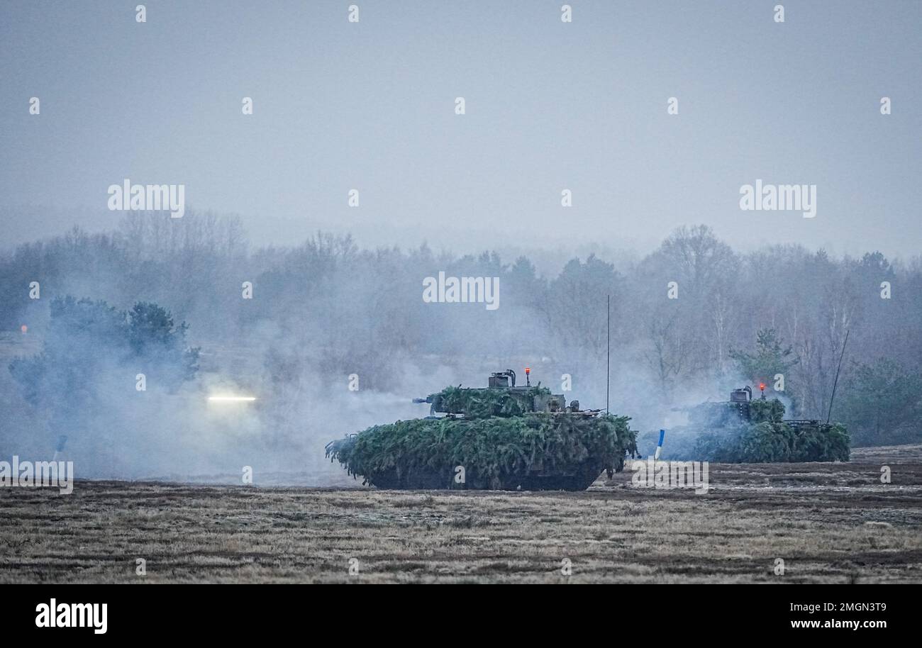 26 gennaio 2023, Sassonia-Anhalt, Möckern: I veicoli da combattimento della fanteria Puma partecipano ad un esercizio alla presenza del ministro della Difesa durante la sua visita inaugurale nella Bundeswehr presso la zona di addestramento di Altengrabow. Dopo aver avuto un'idea dell'addestramento al fuoco e al combattimento dei logistici della base delle forze armate e dei fanti armati dell'esercito, il ministro ha tenuto colloqui con i soldati. Foto: Kay Nietfeld/dpa Foto Stock