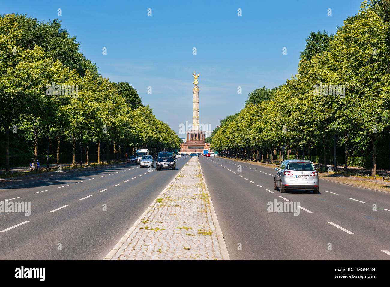 Berlino, Germania - 7 luglio 2011 : Strasse des 17 Juni verso ovest verso Seigessaule. Strada principale che attraversa Tiergarten e supera la colonna della Vittoria. Foto Stock