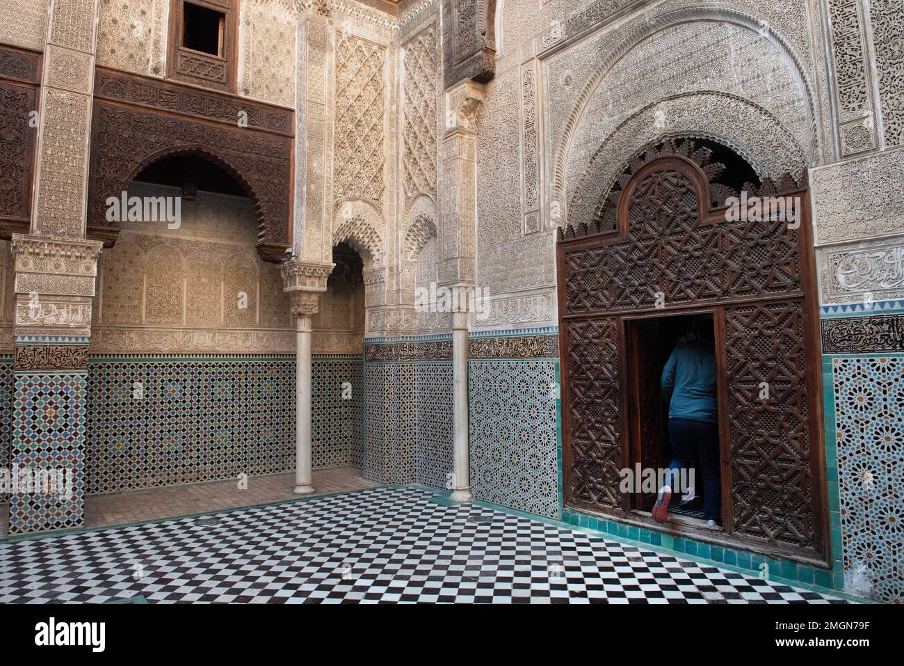 FES l'antica città imperiale del Marocco ha molti edifici medievali a Medina, qui l'ornato al Attarine Madrasa una scuola molto antica aperta ai visitatori Foto Stock