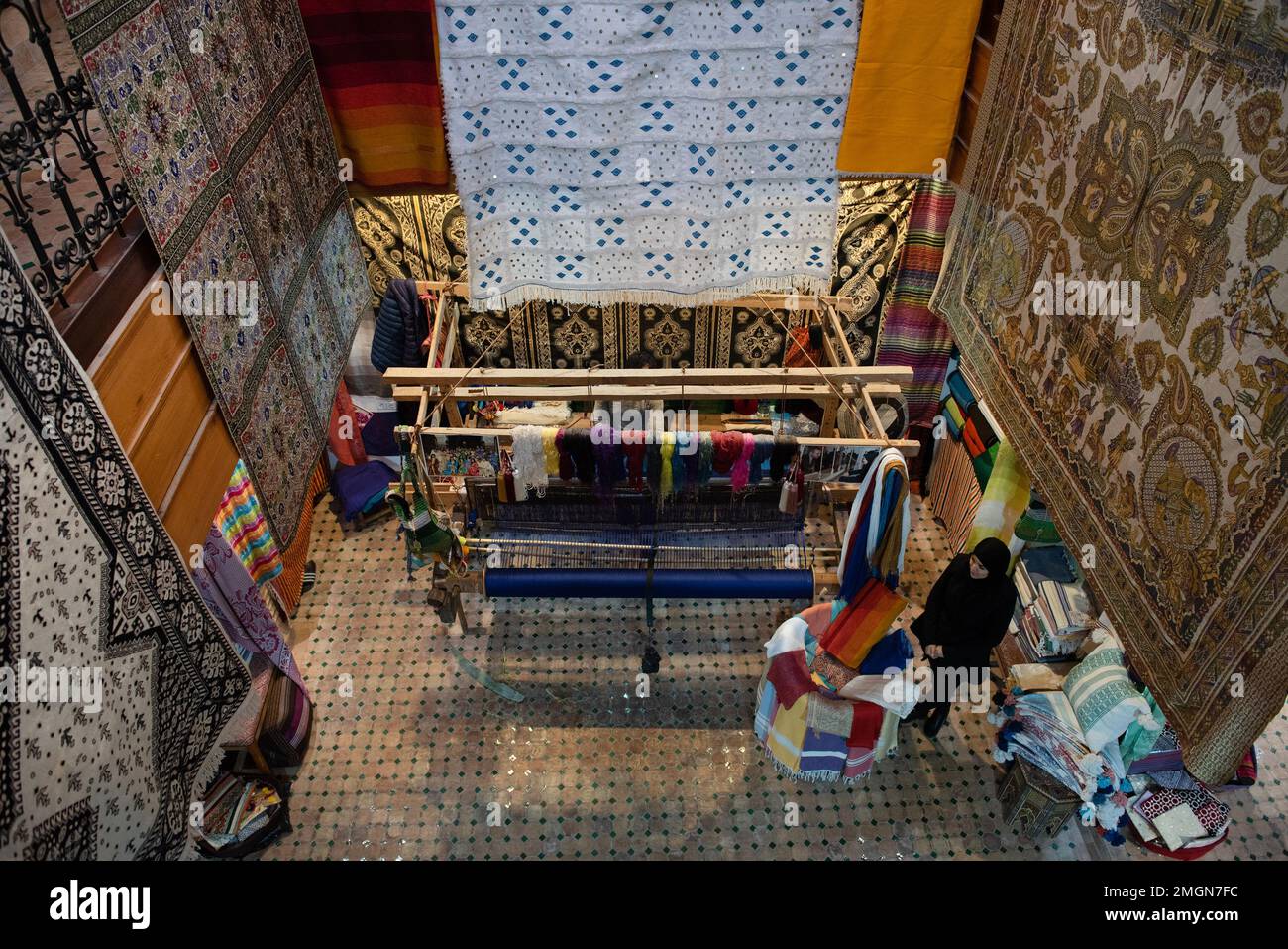 Fes la vecchia città imperiale del Marocco all'alba, sopra Medina la più grande area pedonale del mondo,.Artigianato come tessitura ancora prosperare, Foto Stock