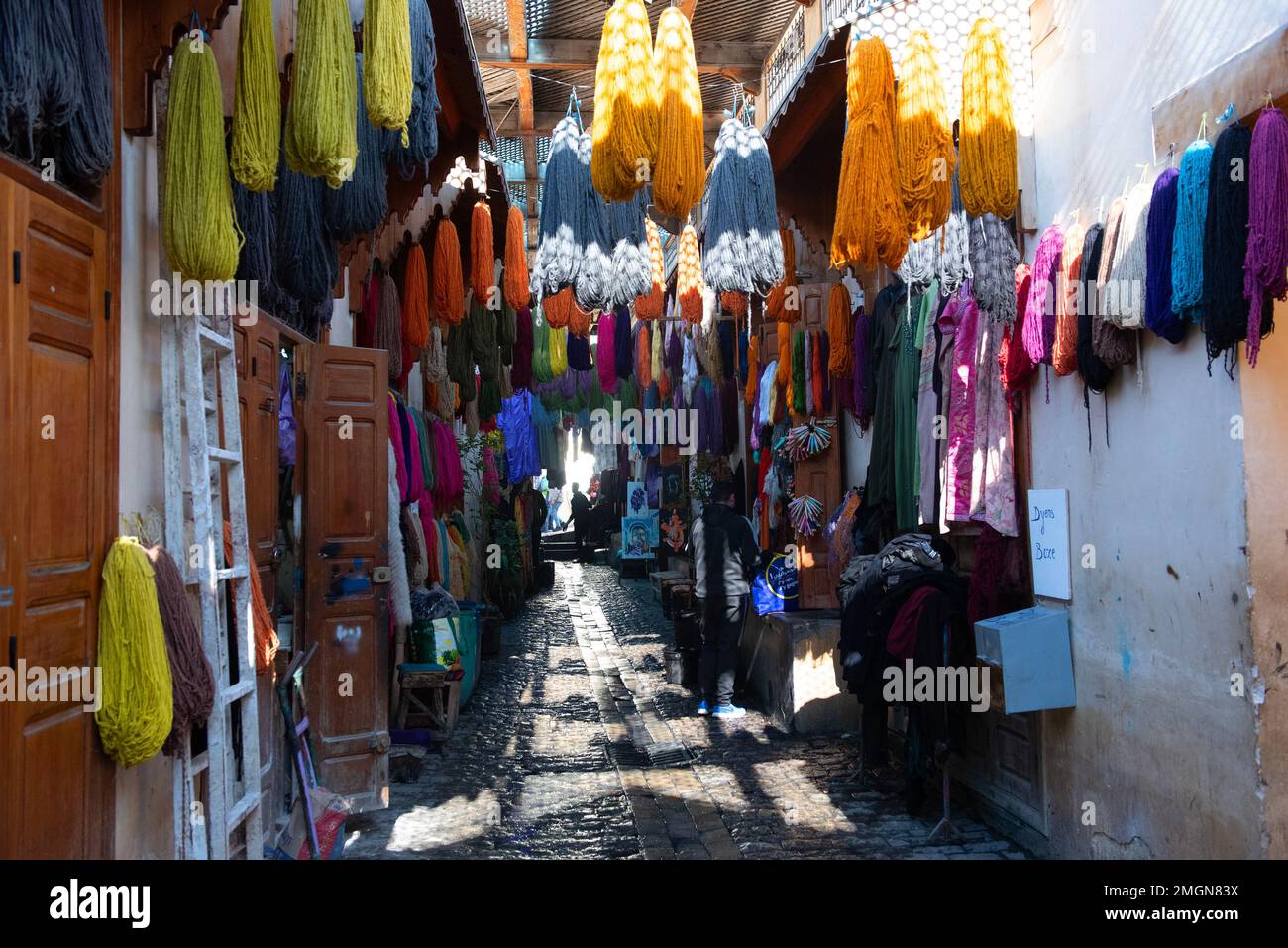 Fes la vecchia città imperiale del Marocco, la Medina la più grande zona pedonale del mondo, ha varie aree artigianali, qui è lana di tintura appeso per la vendita Foto Stock