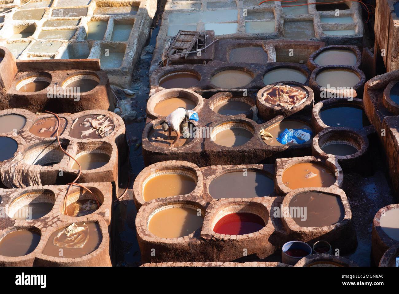 Fes ha la più grande area pedonale del mondo con la sua Medina medievale, e la conceria Chouara, dove per 1000 anni le pelli sono state pulite e tinte Foto Stock