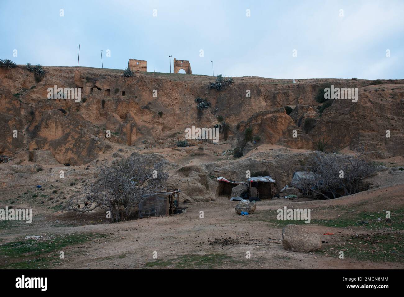 FES la vecchia città imperiale del Marocco, fuori dalla vecchia Medina medievale murata si trovano le tombe Merenide, ora in cattiva forma dove una volta la dinastia fu sepolta Foto Stock