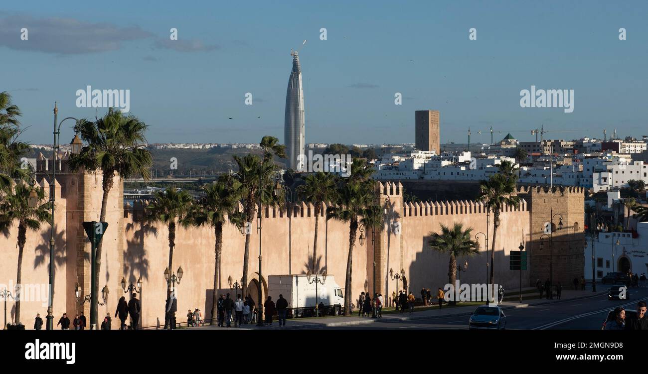 Rabat è la capitale del Marocco. Il governo e re ha sede qui, Hassan torre, anche nuova torre Mohammed VI in distanza con le mura Kasbah vicino Foto Stock