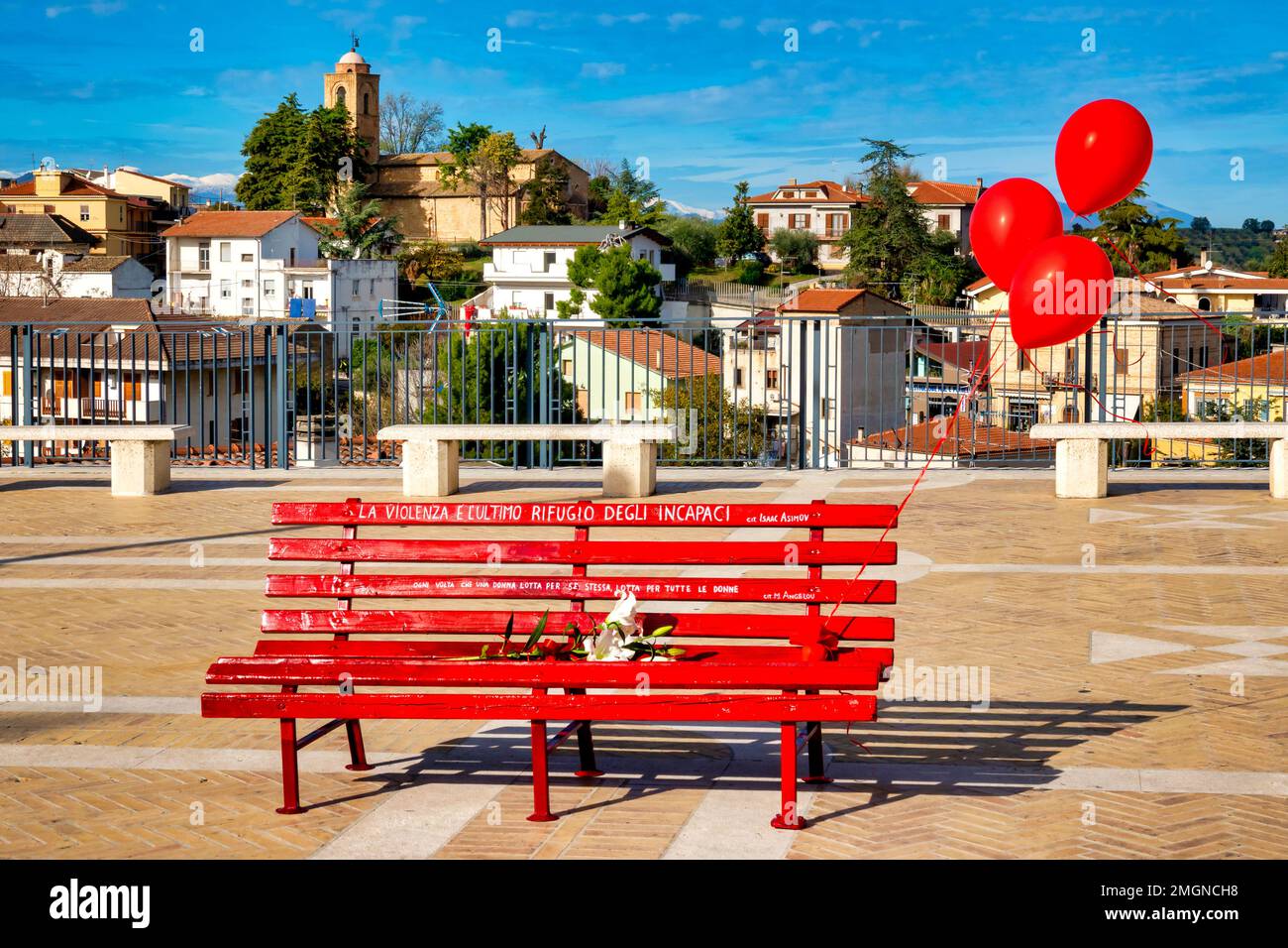 Una panchina dipinta di rosso per la Giornata Internazionale per l'eliminazione della violenza contro le Donne (novembre 25) in Piazza dei Vestini, Pianella, Italia Foto Stock