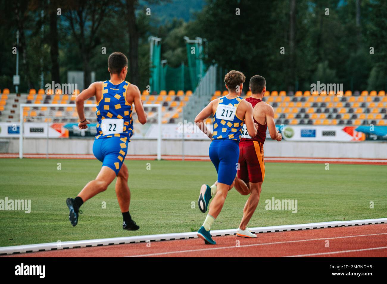 Immagine ad alta energia degli atleti maschi in gara a distanza media. Perfetto per i marchi sportivi e fitness, per promuovere forza e determinazione Foto Stock