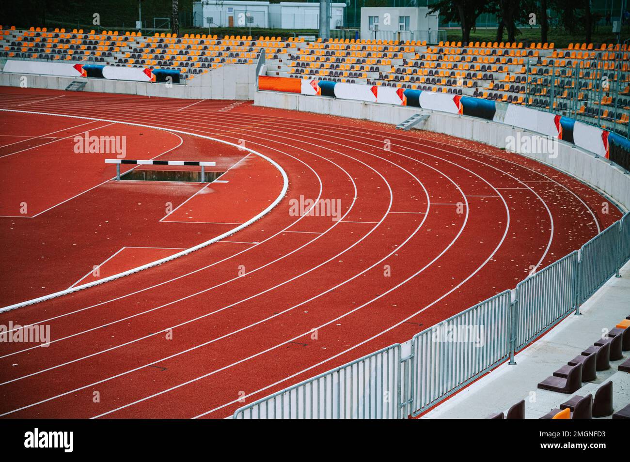 Moderno stadio vuoto di atletica che presenta un'architettura all'avanguardia e un design adatto a campagne sportive e fitness Foto Stock