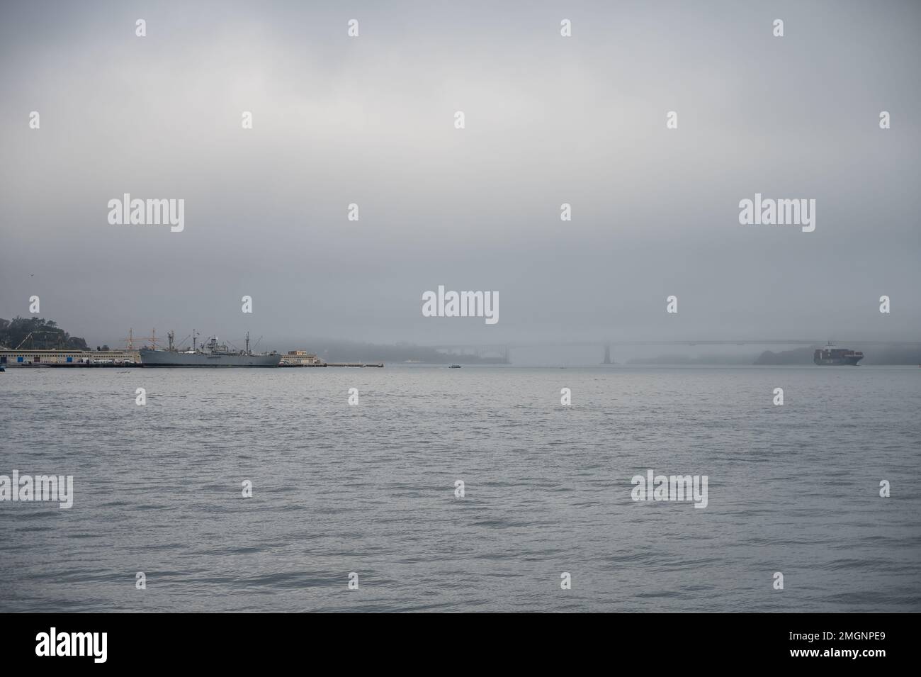 Particolare dell'entrata del porto marittimo di San Francisco con molta nebbia e cielo nuvoloso Foto Stock