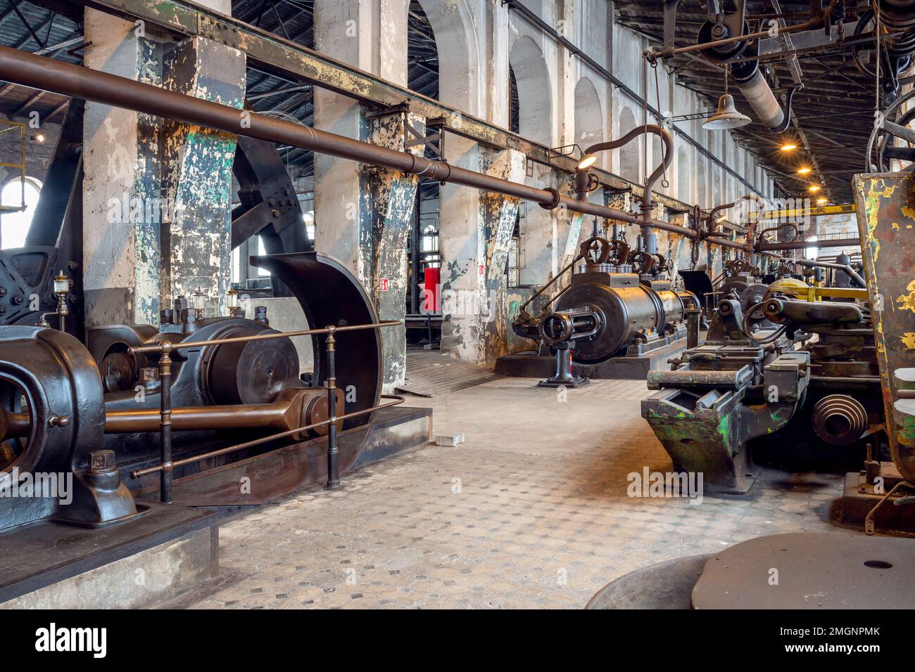 Katowice, Slesia, Polonia - Gennaio 20th 2023: Sala interna di Walcownia Cynku (laminatoio di zinco) con fila di quattro motori a vapore dal 1903. Museo o Foto Stock