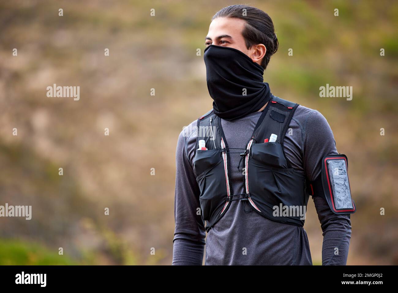 Uomo, runner e maschera per esercizio fisico, allenamento o trekking nella natura all'aperto. Sportivo maschio, persona o ragazzo pronto per la corsa, l'esercizio o. Foto Stock