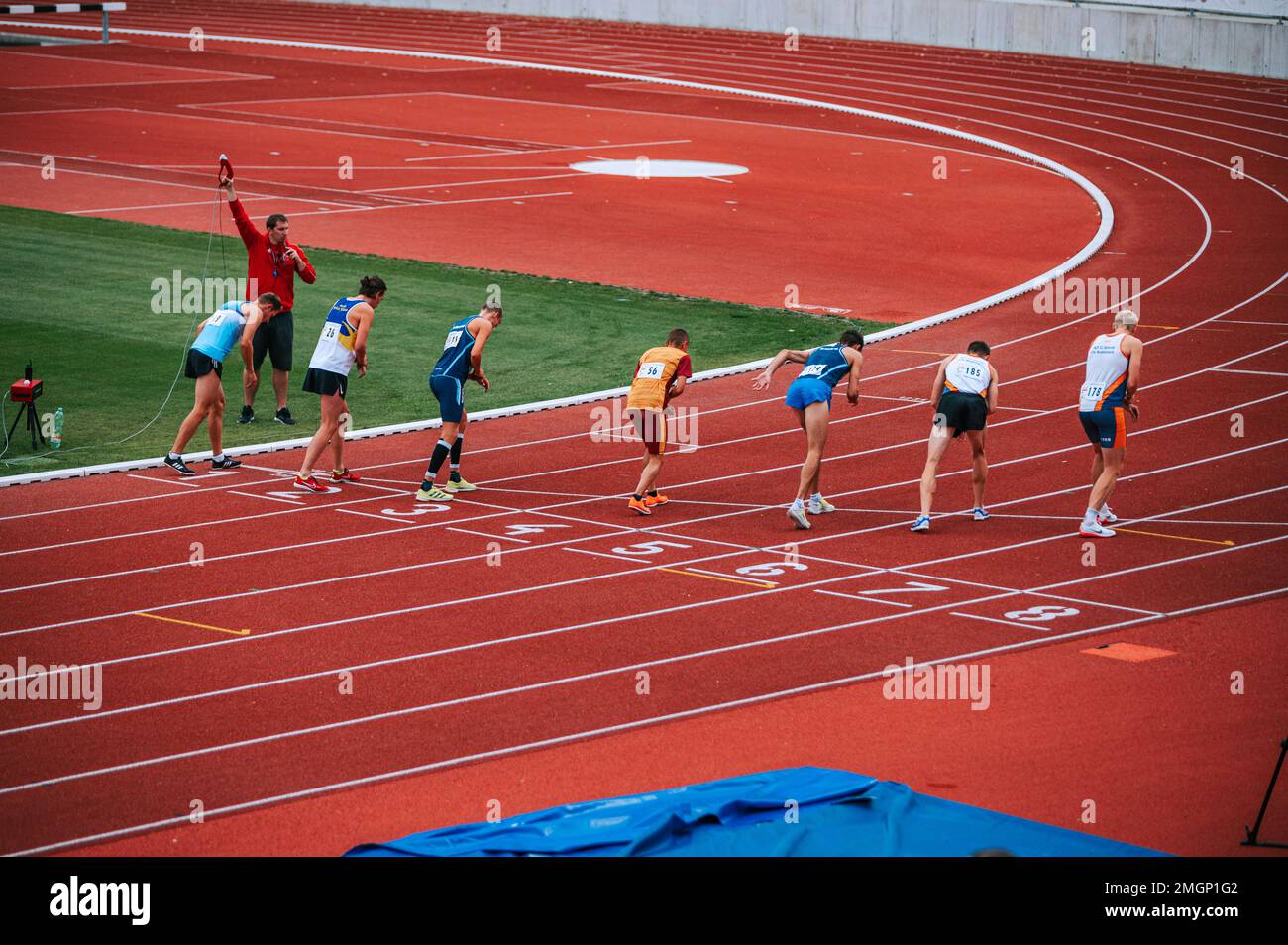 MARTIN, SLOVACCHIA, 16 LUGLIO 2022: Ha messo a fuoco i corridori a lunga distanza alla linea di partenza di una gara 5000m, sottolineando l'importanza della preparazione mentale Foto Stock