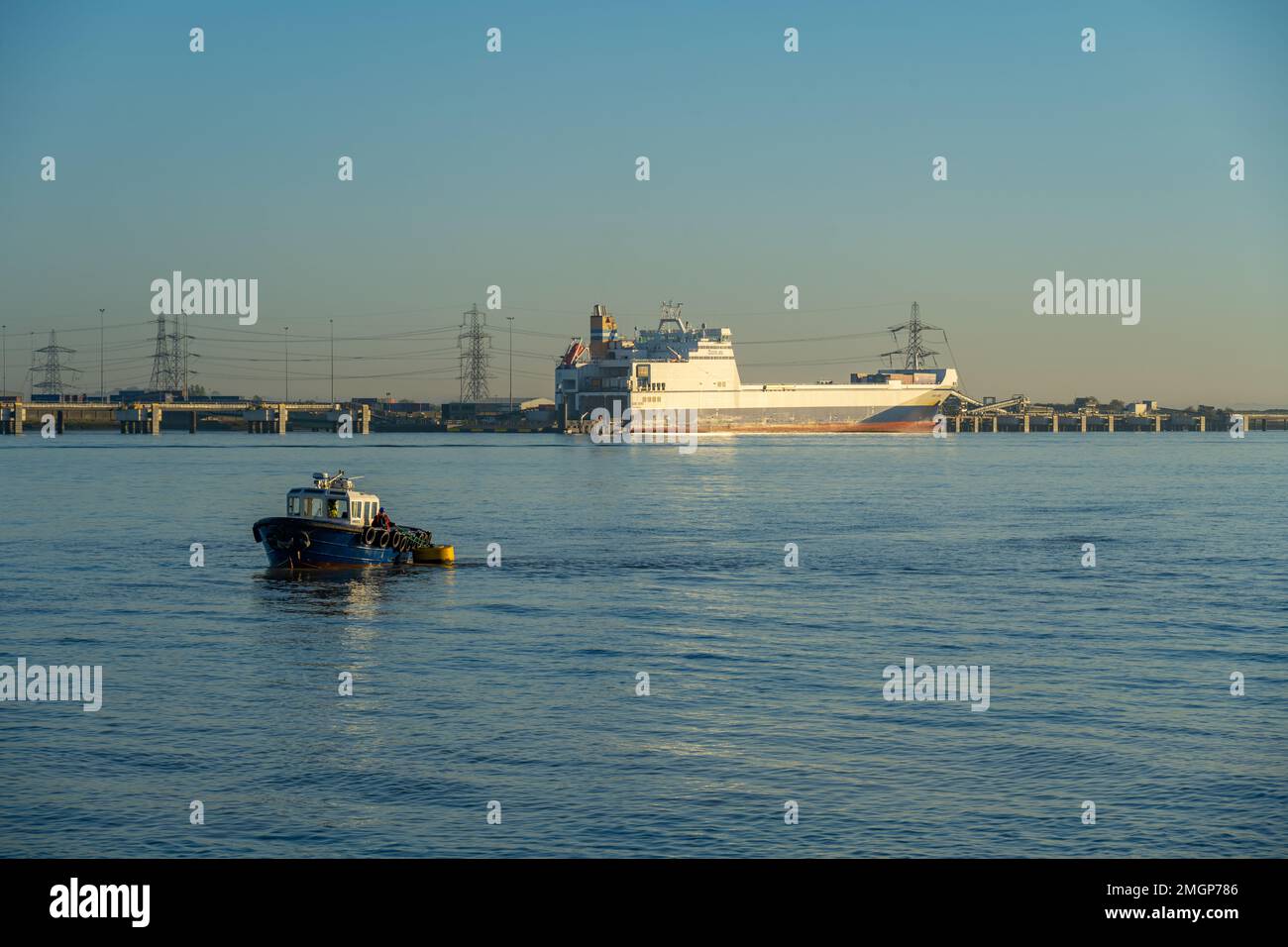 Traghetto RO-ro a tilbury 2 poert Essex dal lungomare a Gravesend Foto Stock