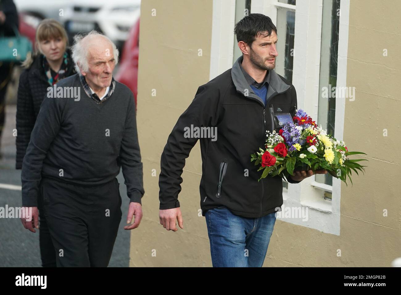 I lutto arrivano per i funerali di Matteo Healy alla Chiesa di Santa Maria a Berrings, Co Cork. Healy era un paziente al Mercy University Hospital, dove morì nelle prime ore di domenica dopo un presunto assalto. Data immagine: Giovedì 26 gennaio 2023. Foto Stock