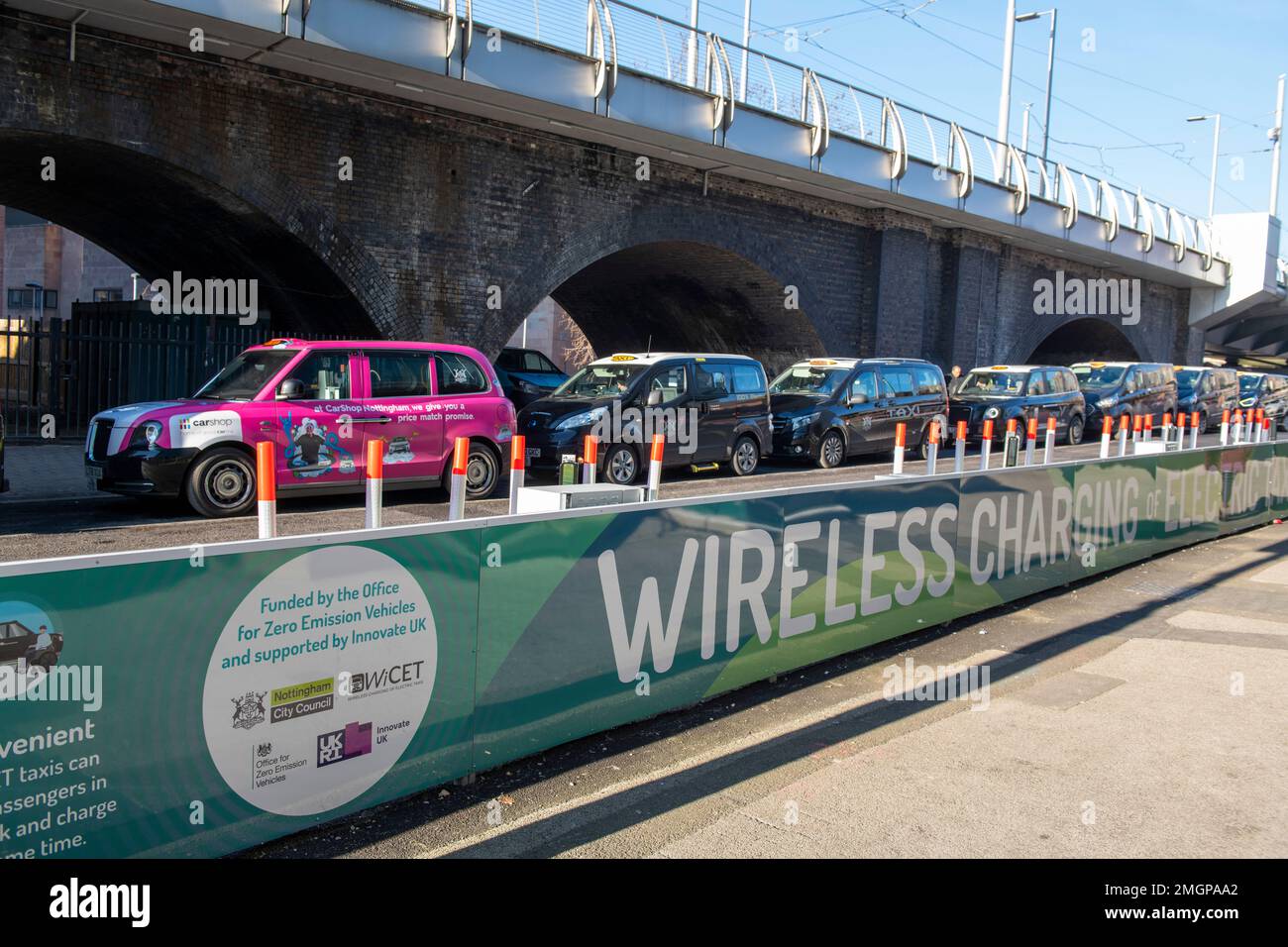 Wireless Electric Taxi Charging area su Trent Street a Nottingham City, Nottinghamshire Inghilterra Regno Unito Foto Stock