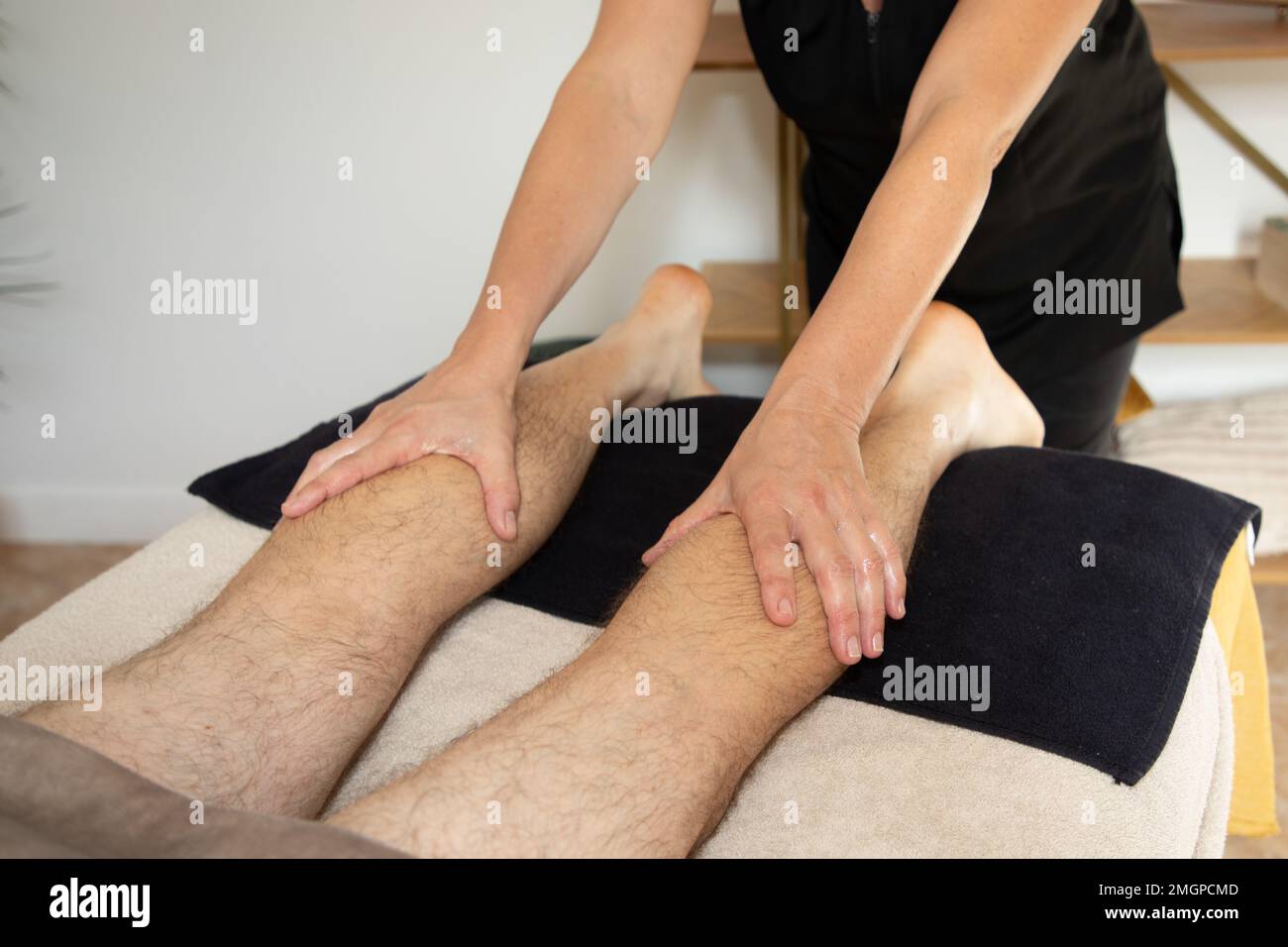 Uomo gambe sport Massaggi terapia da donna specialista massaggiatrice in bellezza e benessere istituto camera spa Foto Stock