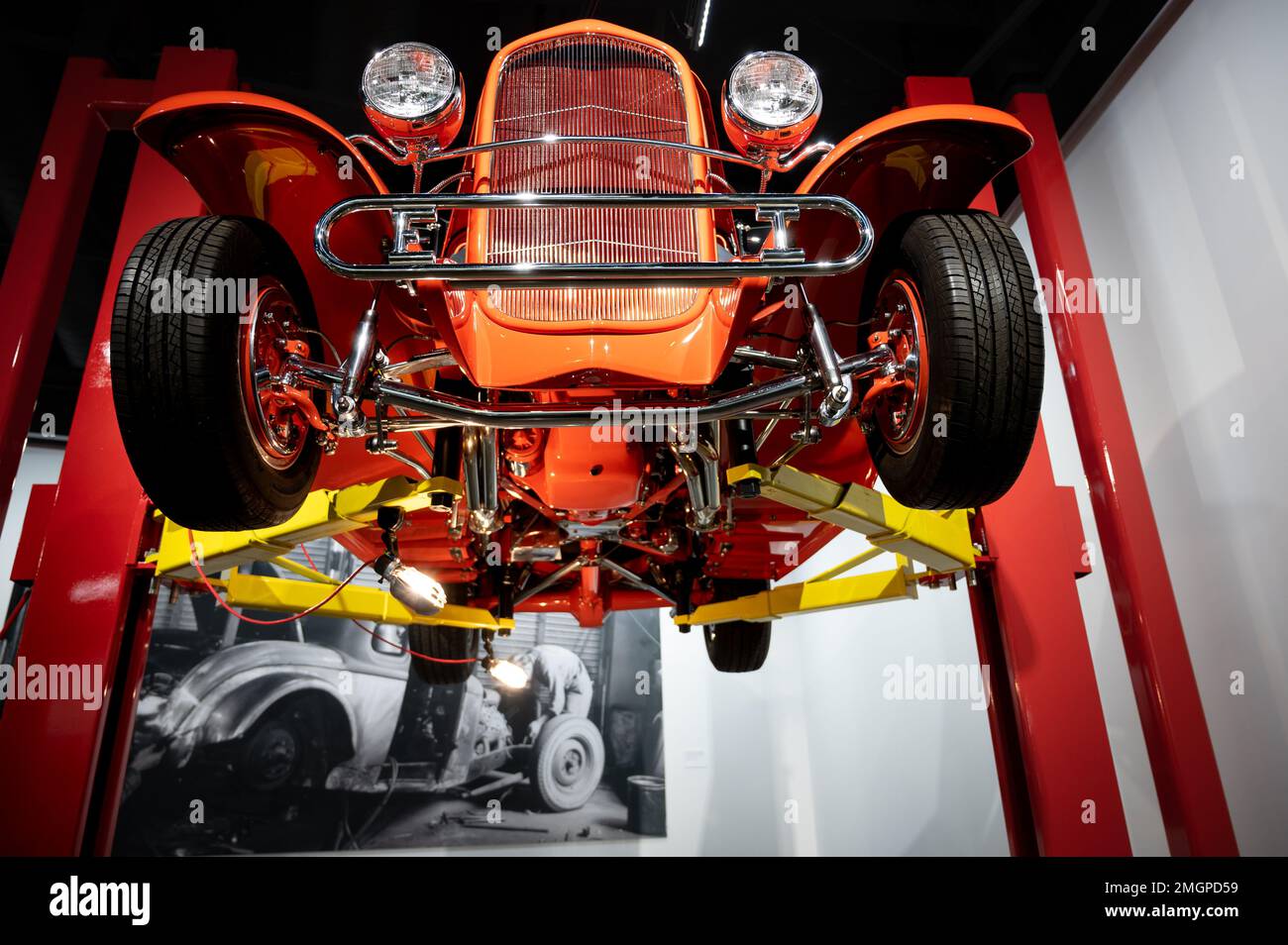 Hot Rod nell'ascensore dell'officina 1932 Ford modello 18 Roadster "Orange Twist" Foto Stock