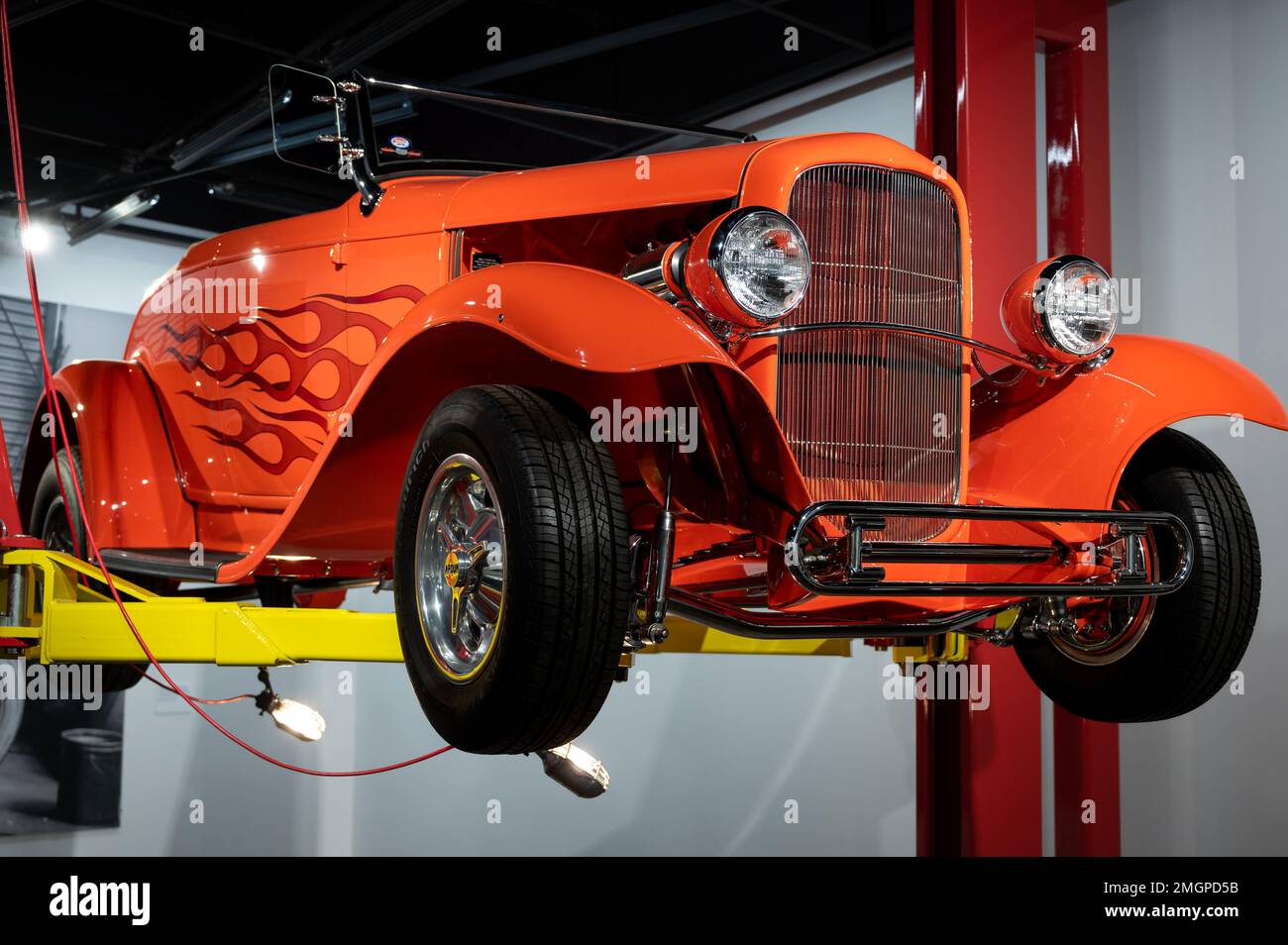 Hot Rod nell'ascensore dell'officina 1932 Ford modello 18 Roadster "Orange Twist" Foto Stock