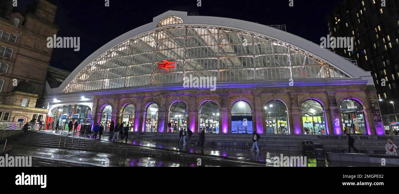 La stazione ferroviaria di Lime Street, illuminata di notte, porta d'ingresso a Liverpool, Merseyside, Inghilterra, REGNO UNITO, L1 1JD Foto Stock