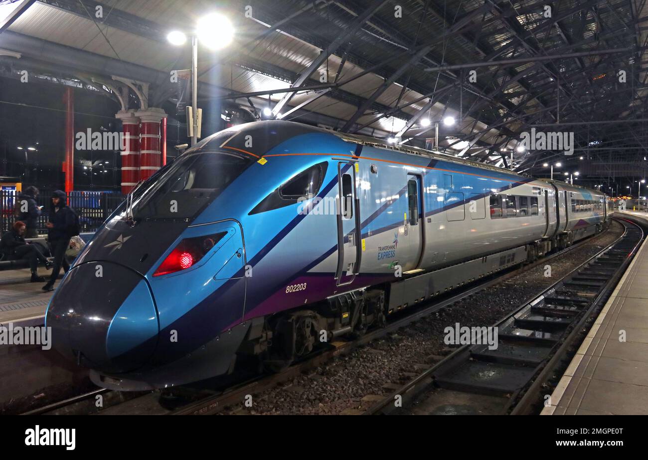 Prima unità multipla bimodale Transpennine Express 802203 Hitachi Classe 802 Foto Stock
