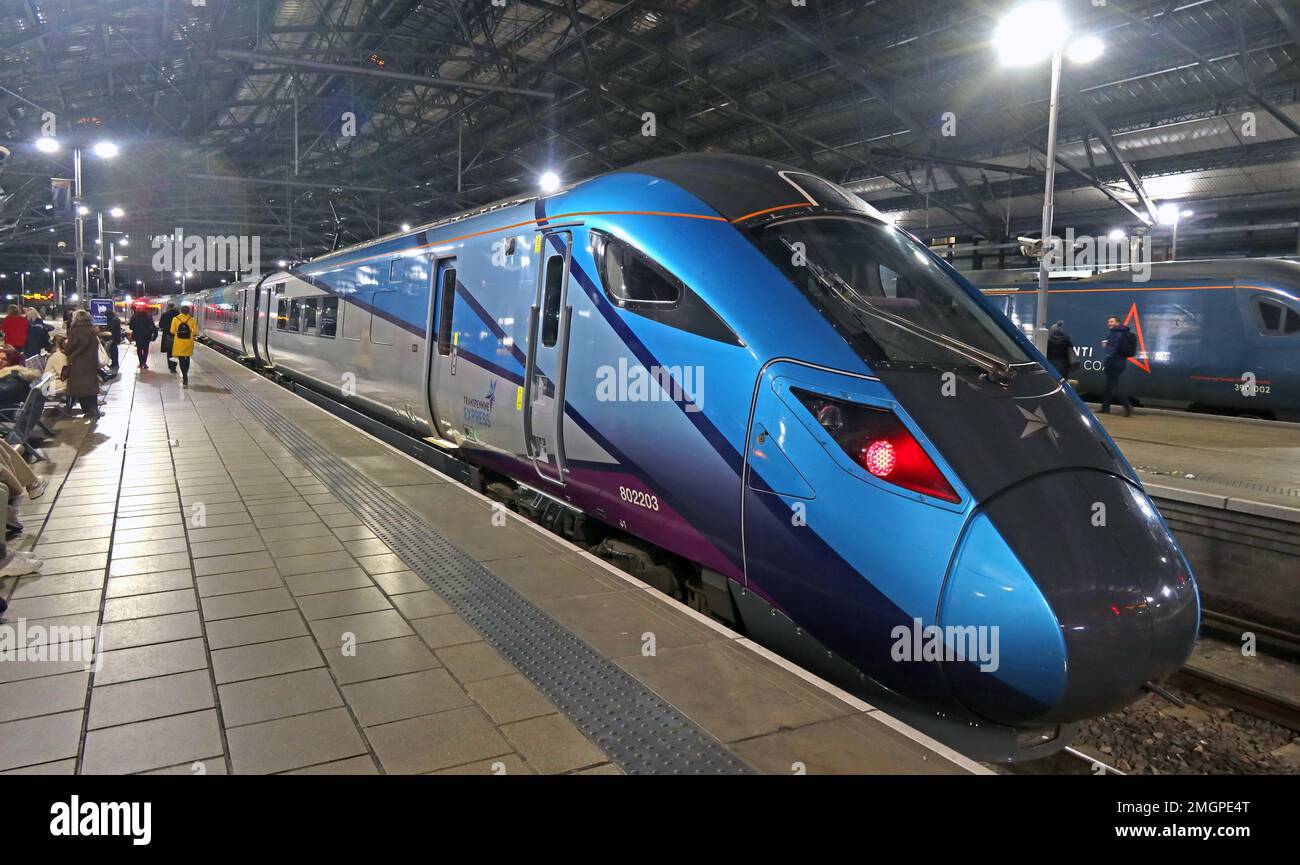 Prima unità multipla bimodale Transpennine Express 802203 Hitachi Classe 802 Foto Stock