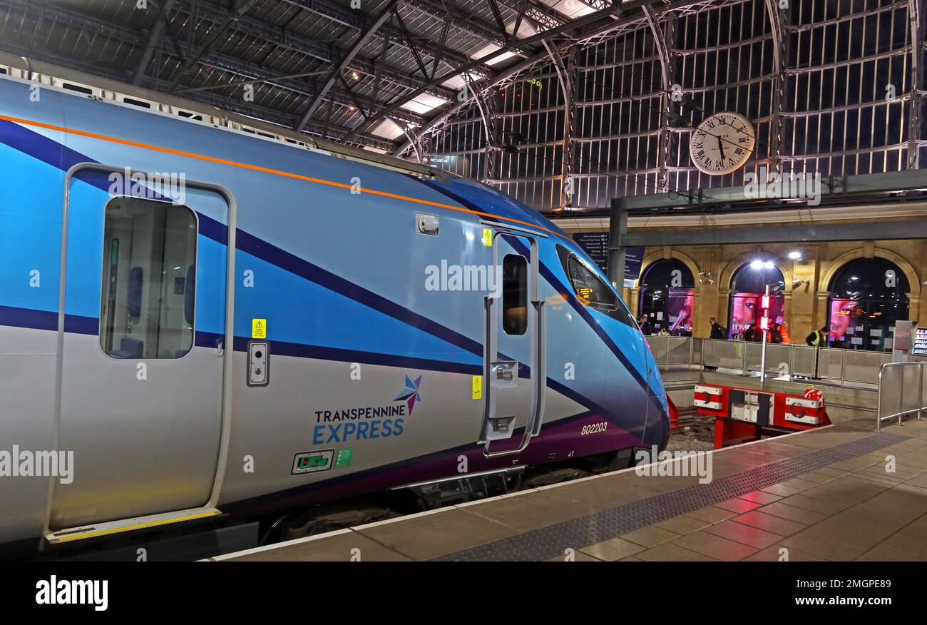 Prima unità multipla bimodale Transpennine Express 802203 Hitachi Classe 802 Foto Stock