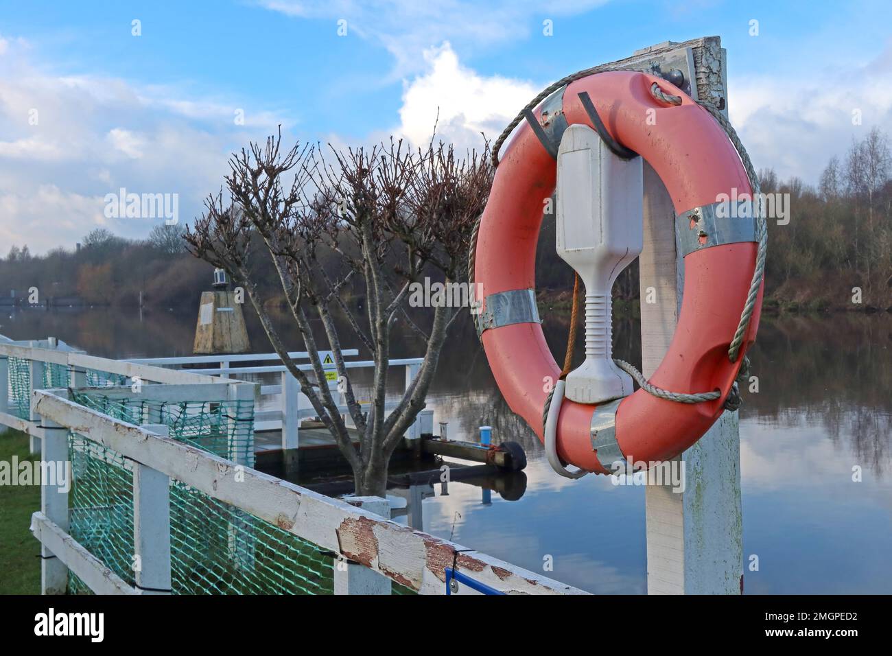 Emergency life ring, al Thelwall pedonale Ferry, Manchester Ship Canal, South Warrington, Cheshire, Inghilterra, REGNO UNITO, WA4 2ST Foto Stock