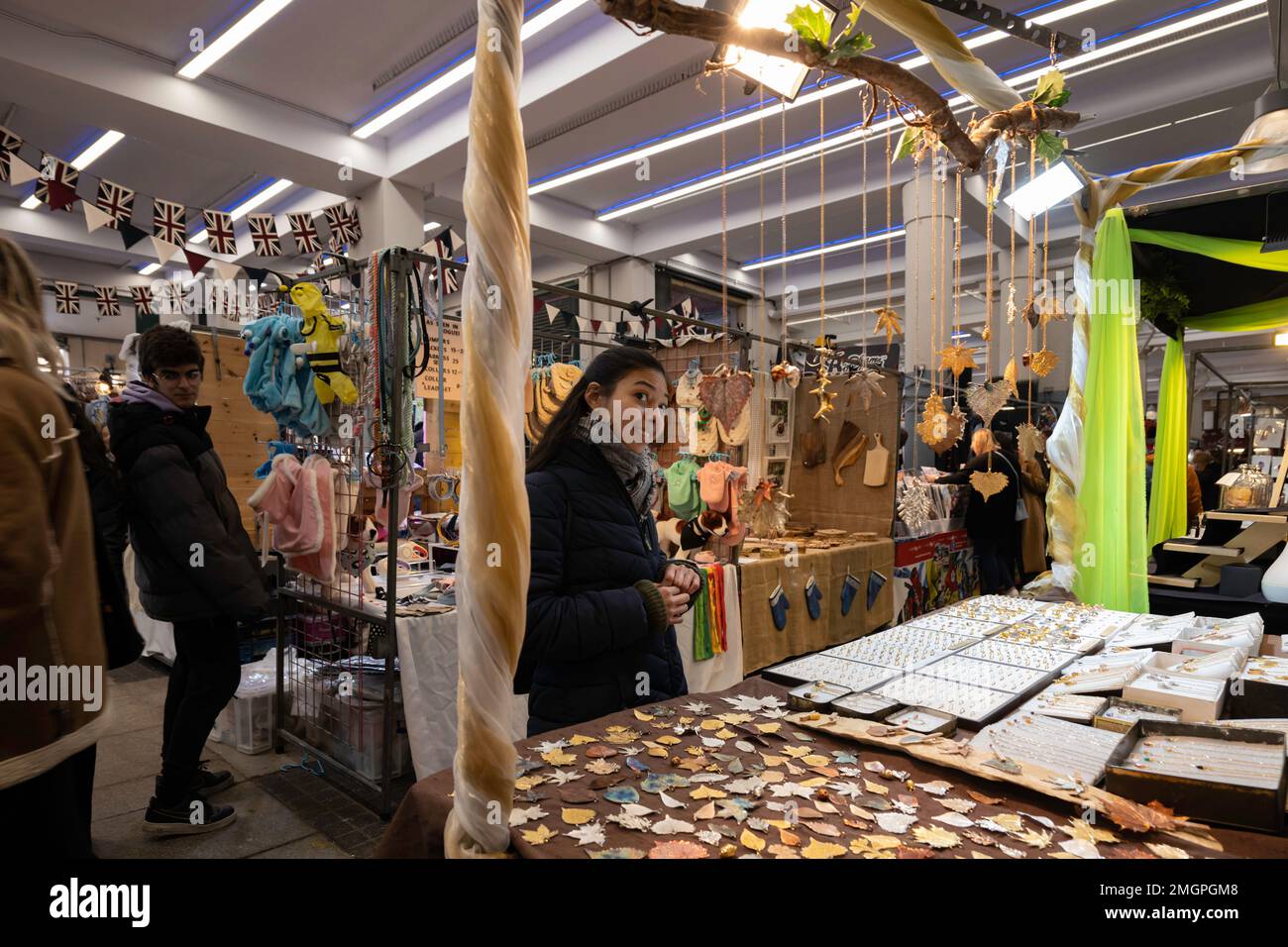 Londra - 02 27 2022: Stand di gioielli in costume a Covent Garden con una ragazza sorridente Foto Stock