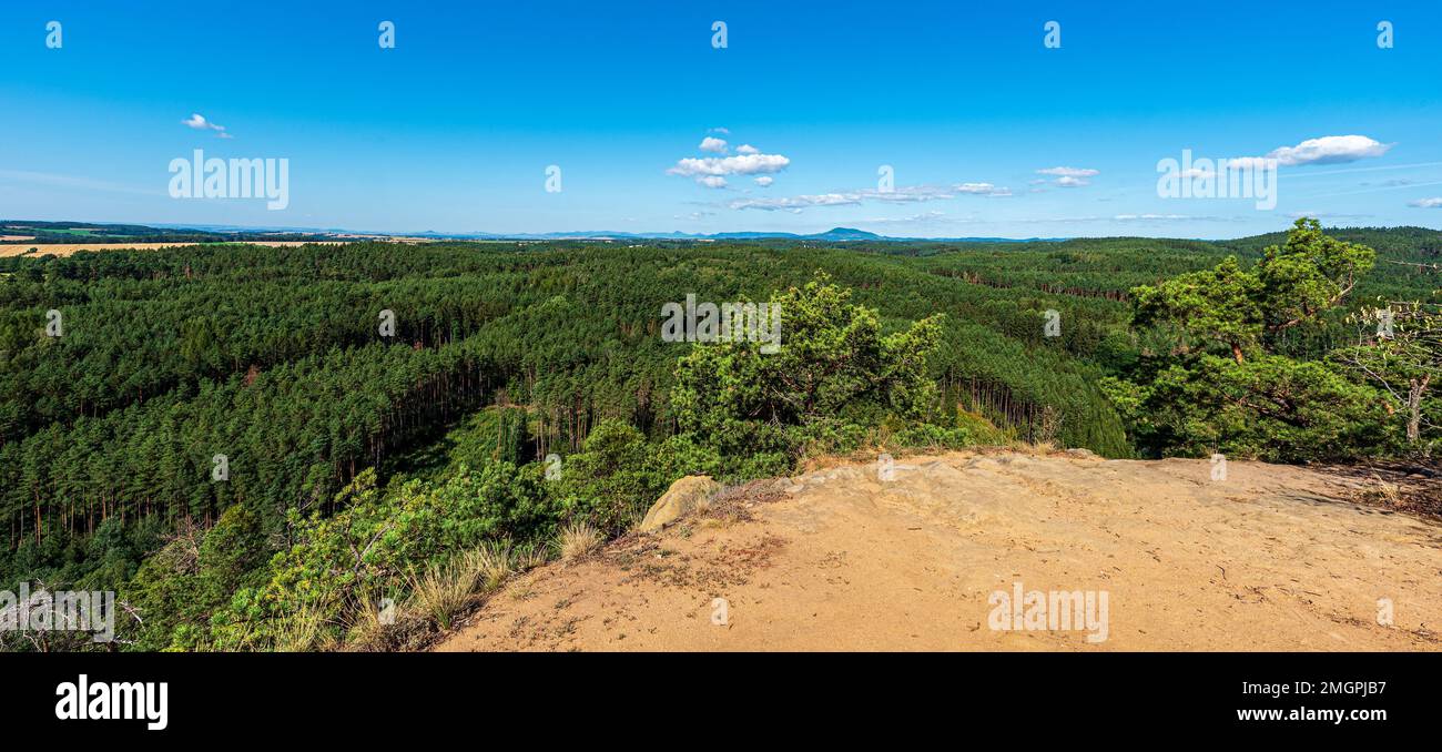 Vista dalla collina di Cap in CHKO Kokorinsko - Machuv kraj in Repubblica Ceca durante la bella giornata estiva Foto Stock