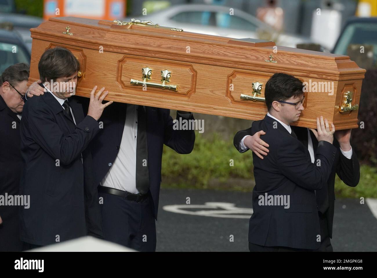 I pallandieri portano la bara di Matteo Healy nella Chiesa di Santa Maria a Berrings, Co Cork, per i suoi funerali. Healy era un paziente al Mercy University Hospital, dove morì nelle prime ore di domenica dopo un presunto assalto. Data immagine: Giovedì 26 gennaio 2023. Foto Stock