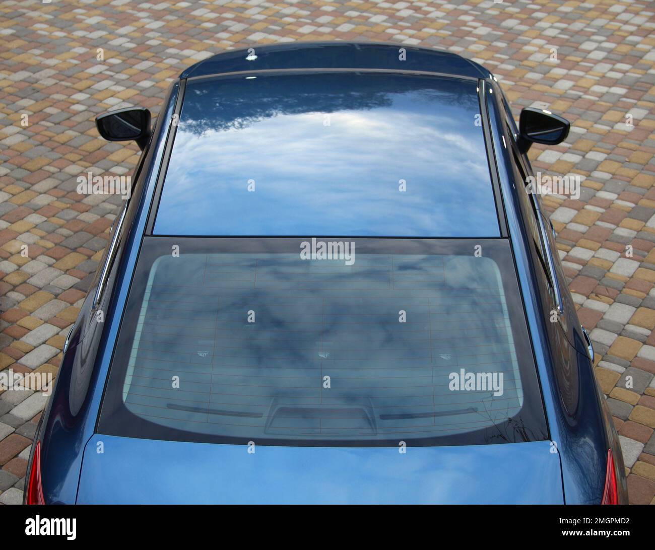 Vista dall'alto sul tetto della Blue Car Foto Stock