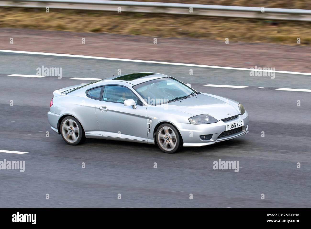 2006 Silver HYUNDAI Coupé se automatico a 1975cc 4 marce; viaggiando sull'autostrada M61, Regno Unito Foto Stock