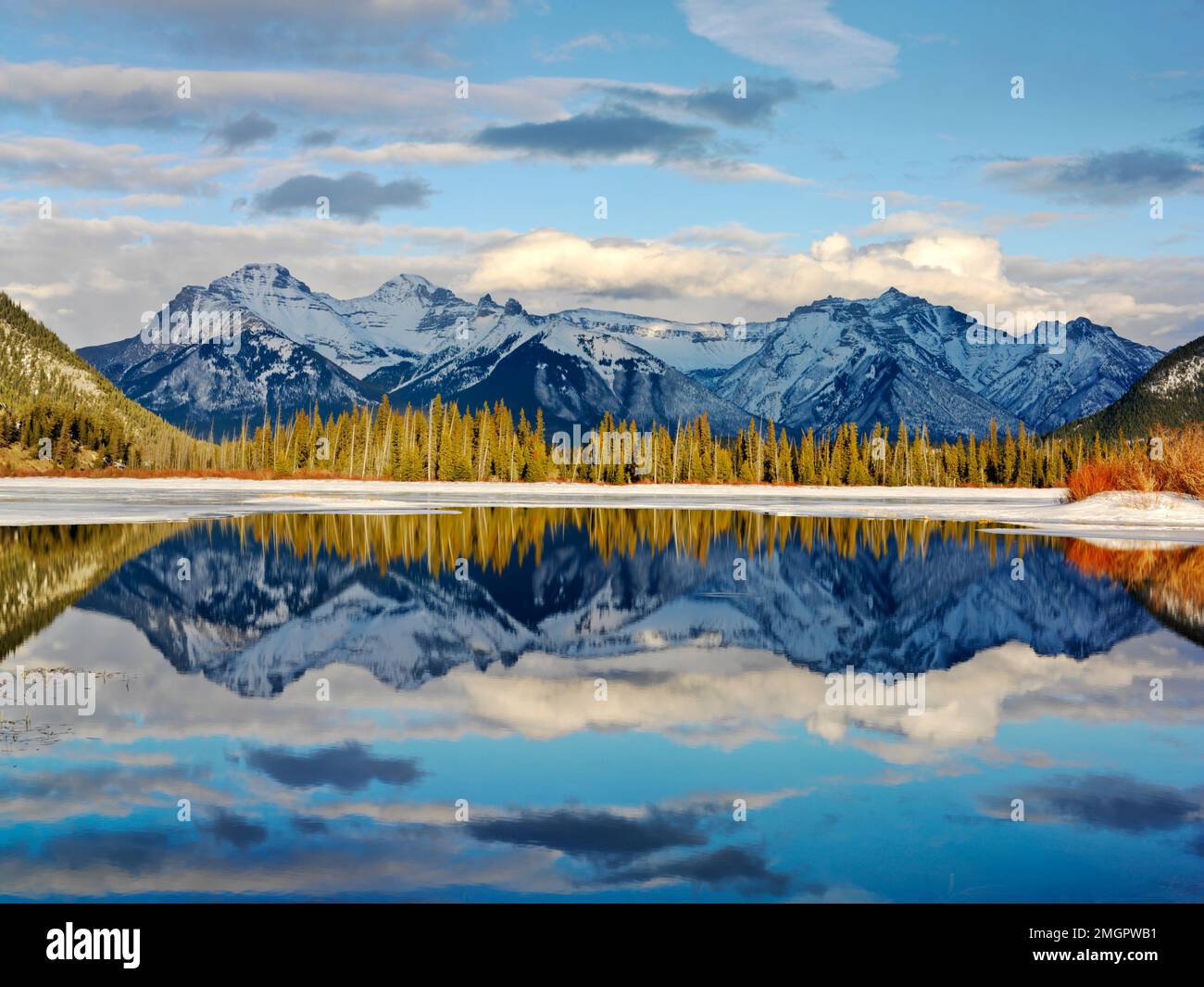 Canada, Alberta, Banff National Park, Vermilion Lakes, Fairholme Mountain Range riflette nel lago in inverno Foto Stock