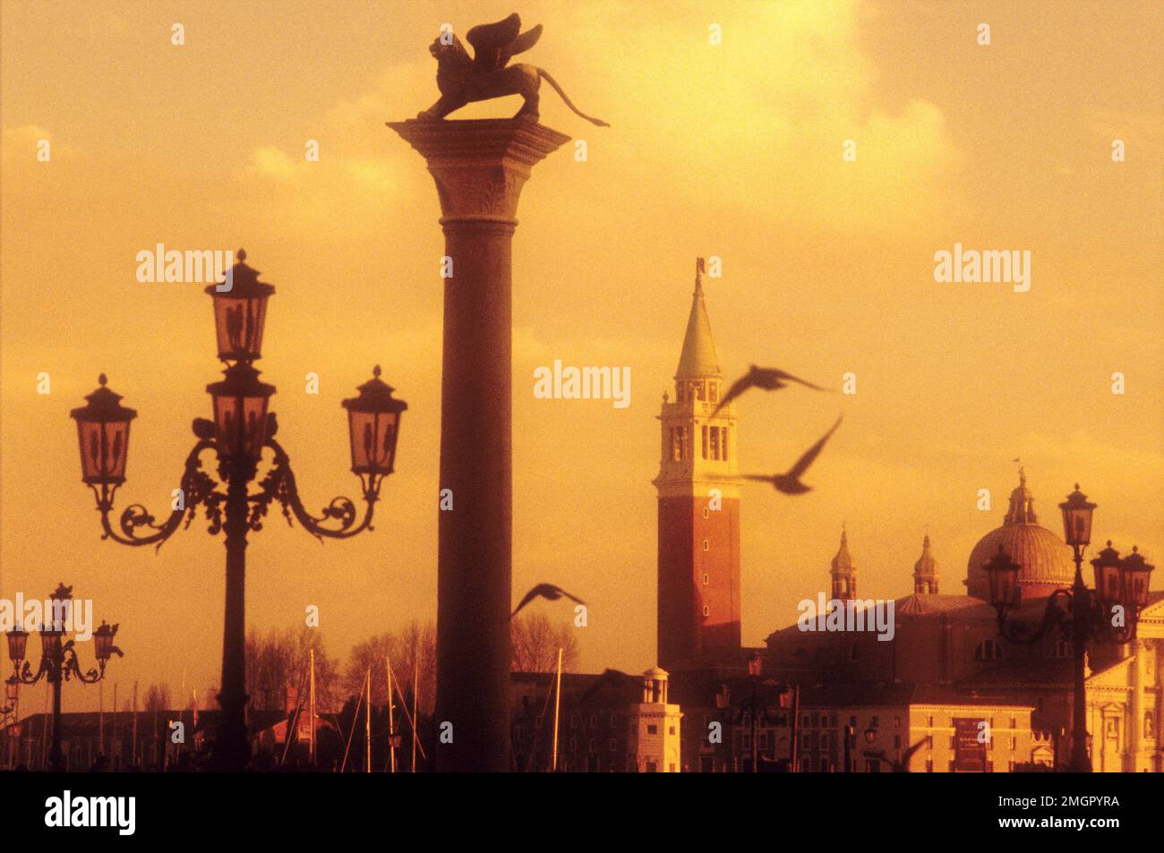 Italia,Venezia. Piazzetta San Marco con San Giorgio maggiore, colonna con statua di leone alare Foto Stock